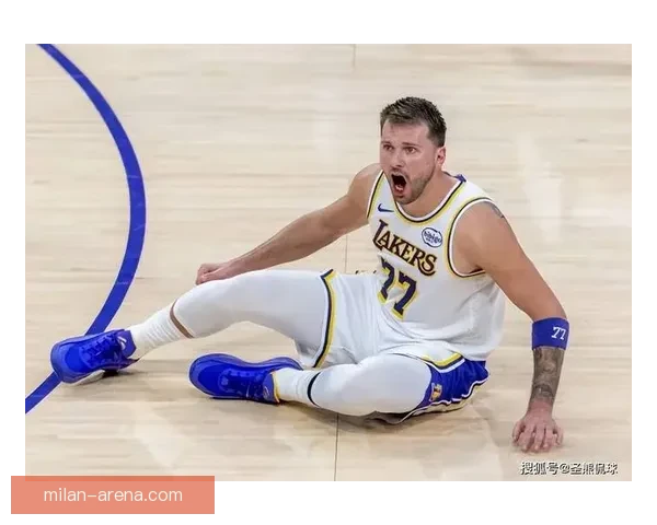 湖人硬碰联盟第一詹姆斯神情凝重东契奇轻松应战富保罗发声力挺老詹澄清质疑