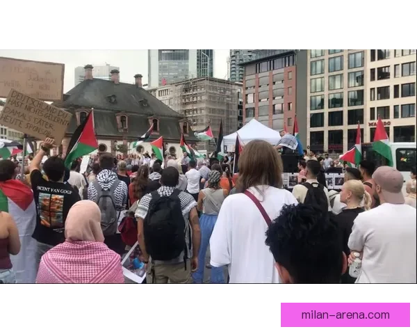 艾维街头演讲引关注 手持麦克风与路人分享独到见解与生活感悟